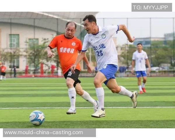 球星兄弟情深双人足球赛场对决展示激情与默契