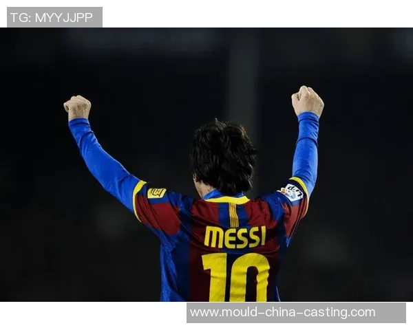 足球巨星告别赛场背影映照时代更迭与传奇光辉的最后篇章 足球巨星告别赛场背影映照时代更迭与传奇光辉的最后篇章