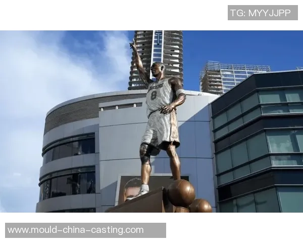 足球巨星铜像频遭恶搞引热议球迷笑谈艺术与偶像之间的尴尬