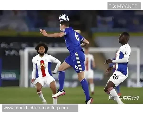 足球球星专注看球瞬间捕捉展现专注与热情的精彩时刻 足球球星专注看球瞬间捕捉展现专注与热情的精彩时刻