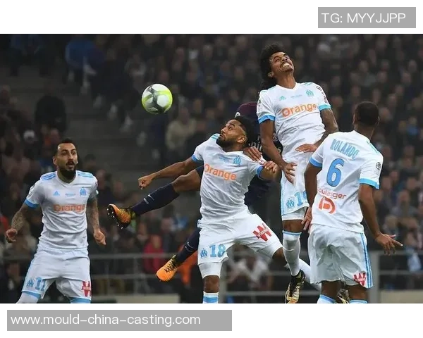 足球球星聚集一堂 共襄盛举的精彩时刻 男球员合照展现荣耀与团队精神