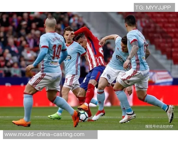 足球场上白白胖胖的球星是谁？他为何能成为焦点引发热议